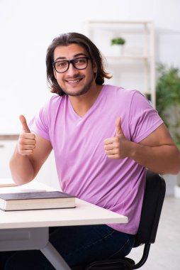 Sınavlara hazırlanan genç bir erkek öğrenci.