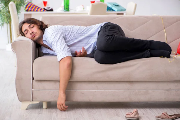 Jovem comemorando seu aniversário em casa — Fotografia de Stock