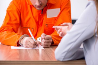 Duruşma öncesi gözaltı avukatıyla görüşen genç adam