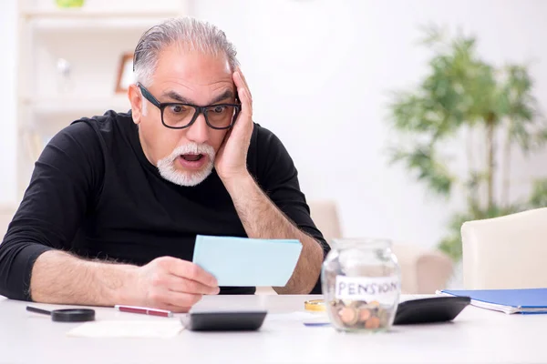 Yaşlı erkek bütçe planlama konseptinde emekli oldu — Stok fotoğraf