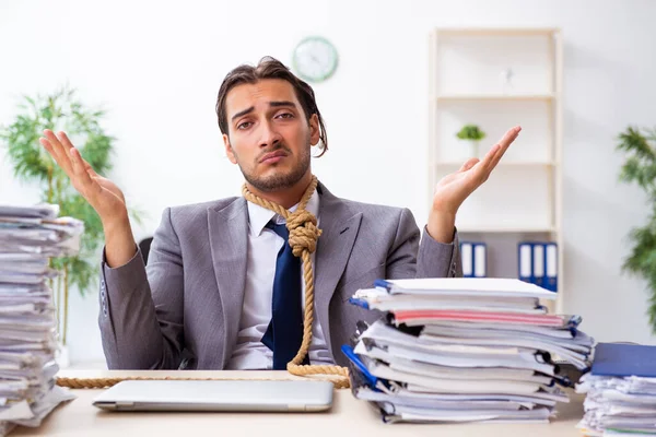 Junge männliche Mitarbeiter unzufrieden mit exzessiver Arbeit — Stockfoto