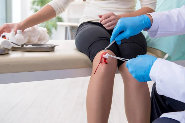 Leg injured woman visiting male doctor — Stock Photo, Image