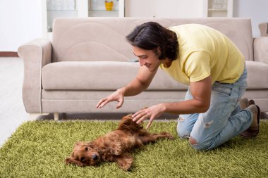 Cocker Spaniel köpeği olan genç bir adam.