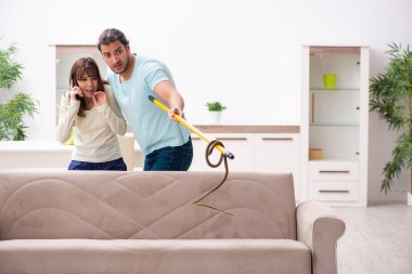 Genç çift ve yılan dairede.