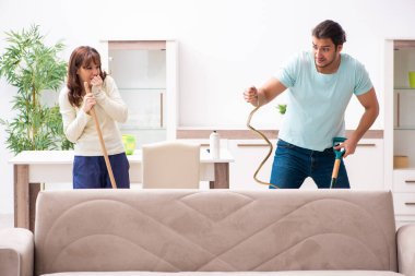 Genç çift ve yılan dairede.