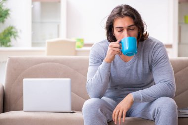 Evden çalışan genç bir işçi.