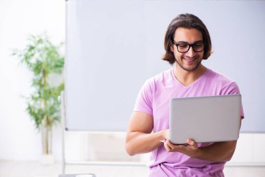 Telekulasyon konseptinde genç bir erkek öğrenci.