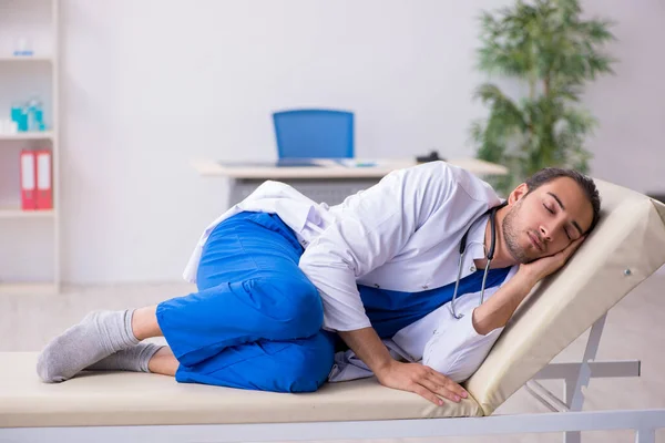 Joven doctor estando cansado después del turno de noche — Foto de Stock