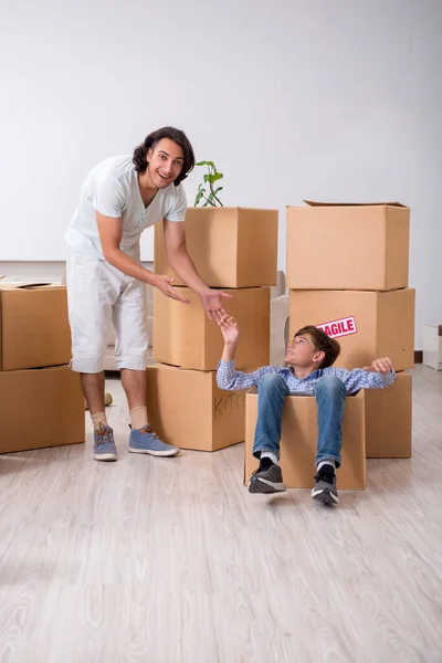 Ung familj flyttar till ny lägenhet — Stockfoto