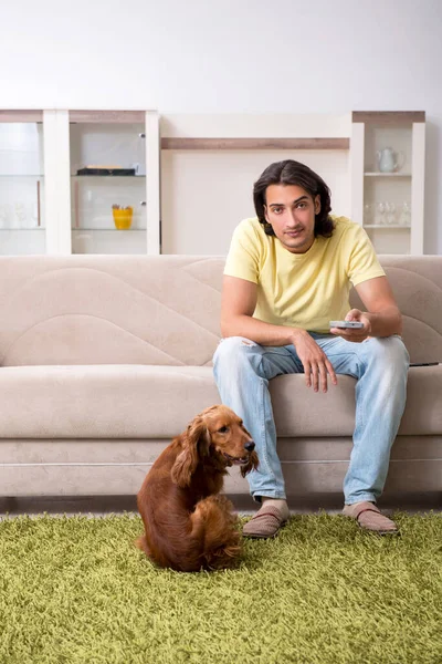 Jeune homme avec cocker épagneul chien — Photo