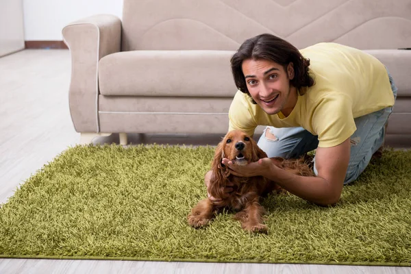 Joven hombre con cocker spaniel perro —  Fotos de Stock