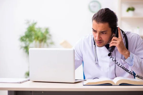 Jonge arts luistert naar patiënt tijdens telegeneeskundesessie — Stockfoto