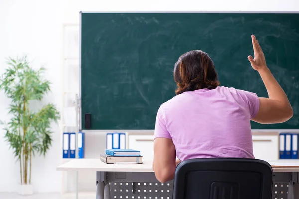 Jonge mannelijke student in de klas — Stockfoto