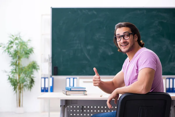 Fiatal férfi diák az osztályteremben — Stock Fotó