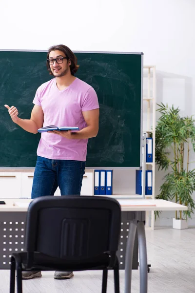 Jonge mannelijke student in de klas — Stockfoto