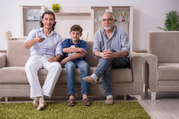 Boy y su padre y su abuelito interior — Foto de Stock