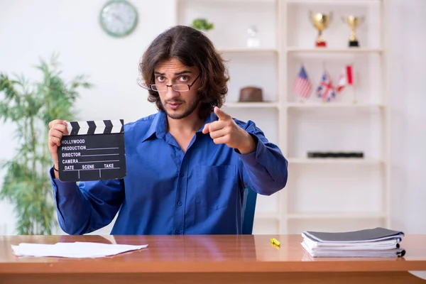 Diretor de cinema trabalhando no estúdio — Fotografia de Stock