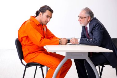 Duruşma öncesi gözaltı avukatıyla genç tutuklu toplantısı