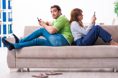 Gadget bağımlılığı konseptinde genç bir çift