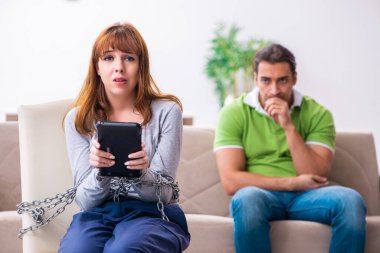 Gadget bağımlılığı konseptinde genç bir çift