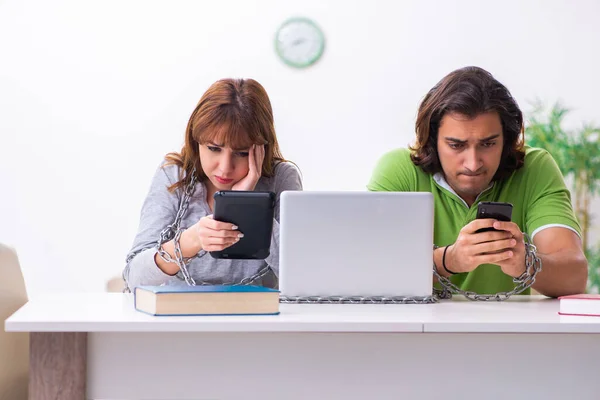 Two students in gadget dependency concept — Stock Photo, Image