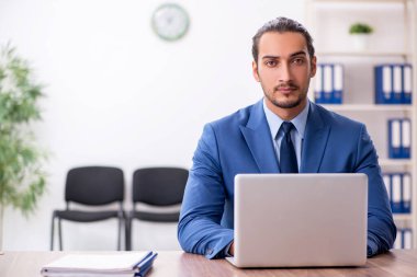 Ofiste çalışan genç bir iş adamı.