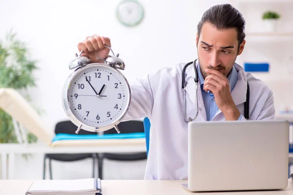 Joven guapo médico masculino que trabaja en la clínica — Foto de Stock