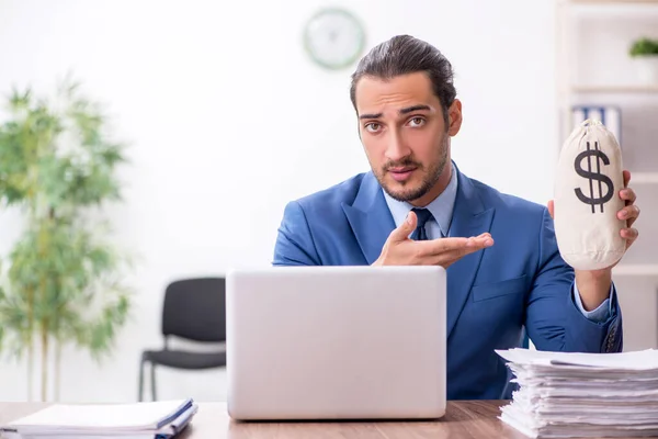 Young male businessman working in the office — Stock Photo, Image