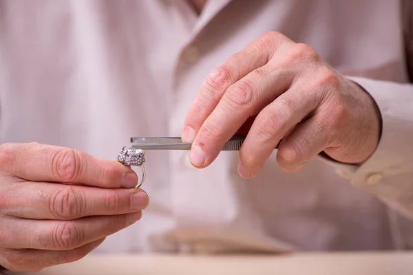 Oude mannelijke juwelier in werkplaats — Stockfoto