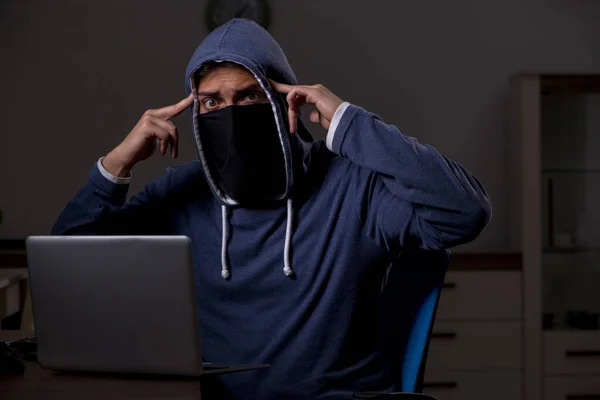 Hombre hacker piratería firewall de seguridad tarde en la oficina — Foto de Stock