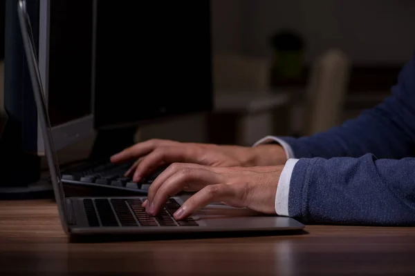 Hombre hacker piratería firewall de seguridad tarde en la oficina —  Fotos de Stock