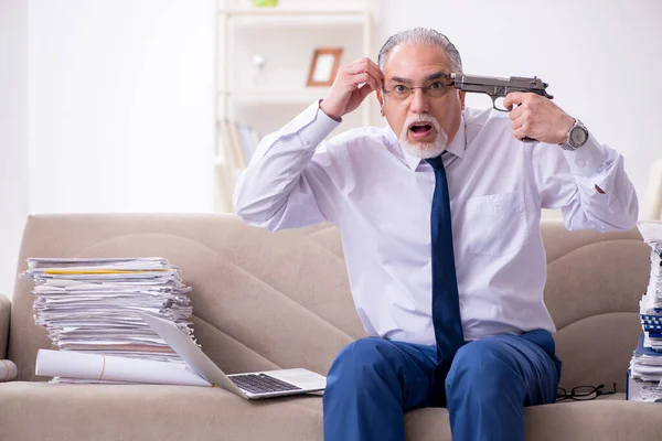 Empleado hombre de negocios envejecido que trabaja desde casa — Foto de Stock