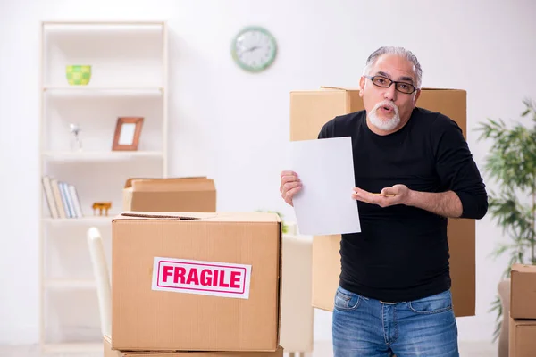 Velho homem profissional mover fazendo realocação em casa — Fotografia de Stock