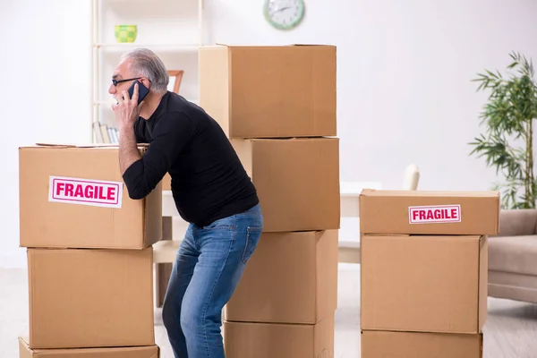 Velho homem profissional mover fazendo realocação em casa — Fotografia de Stock