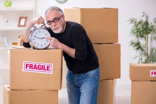 Velho homem profissional mover fazendo realocação em casa — Fotografia de Stock