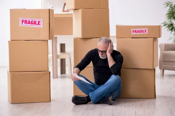 Velho homem profissional mover fazendo realocação em casa — Fotografia de Stock