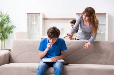 Genç bir çocuk ve ailesiyle sigara içme kavramı