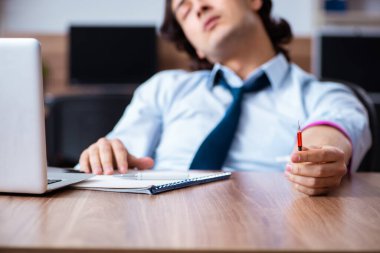 Genç adam işyerinde narkotikle sorun yaşıyor.