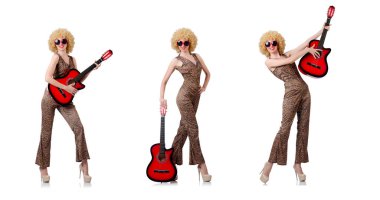 Afro kesimli ve gitarlı genç şarkıcı
