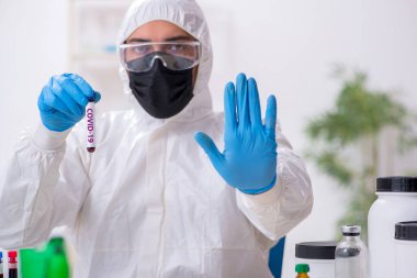 Laboratuvarda covid-19 aşısı geliştiren doktor.