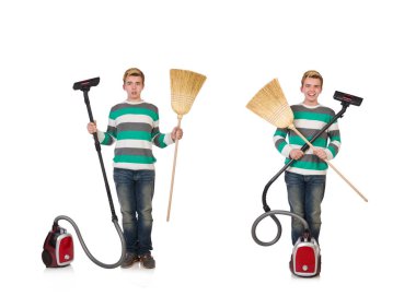 Elektrikli süpürgesi ve süpürgesi olan adam.