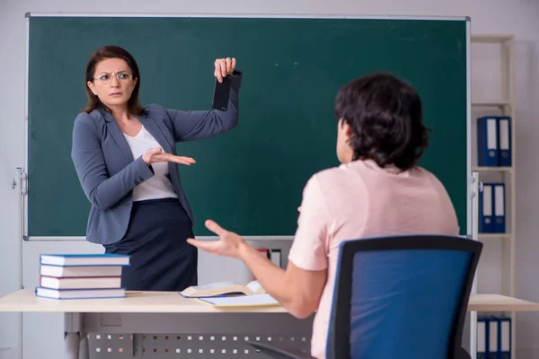 Anciana profesora y alumna en el aula — Foto de Stock