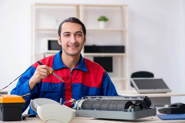 Joven reparador de reparación de aire acondicionado en el centro de garantía —  Fotos de Stock