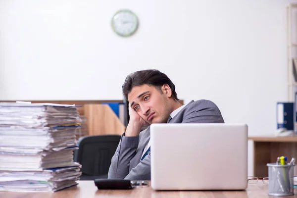 Ung manlig anställd missnöjd med överdrivet arbete — Stockfoto