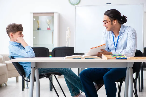 Ung far hjälper sin son att förbereda sig för examen — Stockfoto