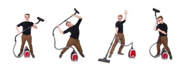 Elektrikli süpürgeyle beyaz üzerine komik adam.