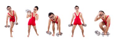 Beyazlar üzerinde dambılları olan komik adam.