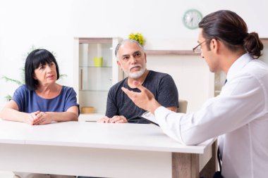 Finansal danışman yaşlı çifte emeklilik tavsiyesi veriyor