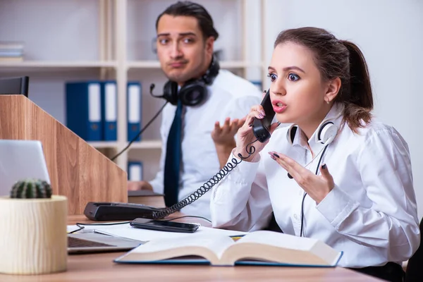 Operatori di call center che lavorano in ufficio — Foto Stock