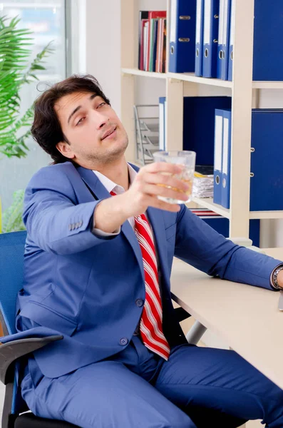 Empleado joven de negocios bebiendo en la oficina — Foto de Stock